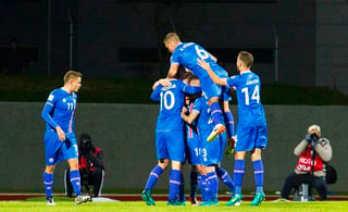 Islandia derrotó 2-0 a Turquía y se colocó en segundo lugar de su grupo por diferencia de goles. (EFE)