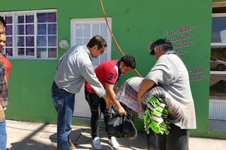 Entregan apoyos. El dirigente del PRI en Gómez Palacio, Juan Ávalos encabezó la entrega de víveres en Durango capital. (CORTESÍA)