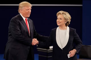 Segundo round. Al final del segundo debate entre Hillary Clinton y Donald Trump se dieron un apretón de mano. (AP) 