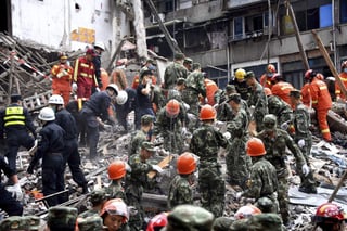 Un total de 22 personas murieron a consecuencia del derrumbe de los cuatro edificios residenciales en la ciudad de Wenzhou. (EFE)