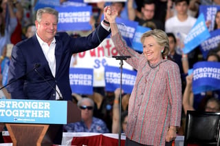 Gore hace campaña con Hillary Clinton en Florida, el estado donde un recuento de votos le costó la elección del año 2000. (EFE)