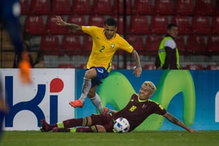 Dani Alves (i) de Brasil ante Alberto Peñaranda (d) de Venezuela durante un partido por las eliminatorias del Mundial de Rusia 2018. (EFE)