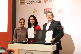 Firma. El convenio fue signado por el rector de la UA de C, Blas José Flores Dávila y Liliana Medina, directora del Fonart. (CORTESÍA)