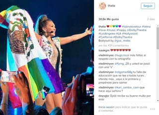Thalía mostró tal bandera, que traía uno de sus seguidores, en un concierto que ofreció en Los Ángeles, California con motivo de su “Latina Love Tour” que próximamente traerá a México. (INSTAGRAM) 