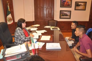 La alcaldesa María Luisa González Achem se reunió con el joven. (EL SIGLO DE TORREÓN)