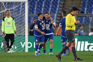 Maradona y Totti jugaron en el mismo equipo y se enfrentaron a otra pareja de delanteros de lujo, formada por Ronaldinho y Kanouté. (EFE)