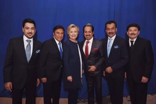 La agrupación inmortalizó el encuentro con Clinton con una fotografía que compartieron en sus redes sociales. (TWITTER)