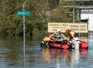 Búsqueda. Equipos de rescate tratan de llegar a la zonas más afectadas por el paso de 'Matthew' y los ríos desbordados. (AP)