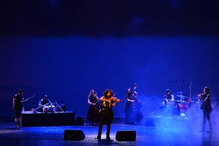 Completo. Además de música el violinista libanés Ara Malikian presentó un espectáculo visual. (ERNESTO RAMÍREZ)