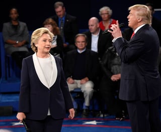 Cuestiona. Trump argumentó que al comienzo del segundo debate presidencial, Clinton 'tenía muchísima energía'. (ARCHIVO)