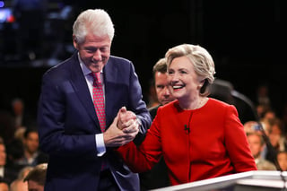 Si Hillary Clinton triunfa en las elecciones del 8 de noviembre, uno de los primeros dilemas de Estados Unidos será en efecto la función y la designación oficial de William Jefferson Clinton, el presidente número 42 que gobernó al país de enero de 1993 a enero de 2001. (ARCHIVO) 
