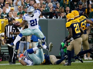 Ezekiel Elliott volvió a lucir con Dallas, el novato sumó 174 yardas totales en la victoria de Cowboys en casa de los Packers. (AP)
