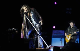 El líder de Aerosmith, el músico Steven Tyler, confirmó mediante un mensaje en Twitter la cancelación del concierto y habló de una reprogramación, aunque no dio fechas. (ARCHIVO)