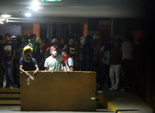 Choque. Estudiantes de la Universidad Michoacana  y un grupo de jóvenes rechazados se enfrentaron.