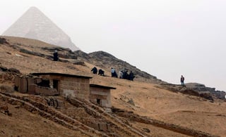Una de las 'anomalías' se encuentra en la parte superior de la puerta de entrada al mausoleo piramidal, construida hace 4,500 años, y la segunda fue hallada en la cara noreste. (ARCHIVO)