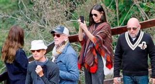 Moore quien llegó a Lima el pasado lunes y el martes viajó al Cuzco, recorrió el famoso sitio arqueológico ataviada con un poncho de lana oscuro y tomó abundantes fotografías en el lugar. (TWITTER)