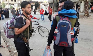 Éxodo. Civiles sirios abandonan Alepo, huyendo de los bombardeos que han destruido su ciudad. 
