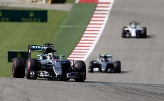 Lewis Hamilton cronometró 1 minuto, 37.428 segundos en su mejor vuelta en el Circuito de las Américas, para superar por 0.315 segundos a Nico Rosberg. (AP)