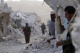 Fuga. Medios oficiales sirios afirmaron  que un número indeterminado de combatientes había abandonado la mitad oriental. (ARCHIVO)