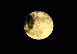 Cada mes ocurren los fenómenos denominados “perigeo” y “apogeo”, es decir, cuando la Luna se encuentra en el punto más cercano y lejano de la Tierra, respectivamente. (ARCHIVO)