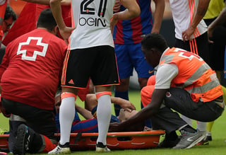 Andrés Iniesta se lesionó la rodilla en la victoria del Barcelona ante Valencia. (AP)