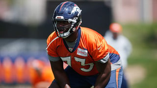 Russell Okung, tackle izquierdo de los Broncos de Denver. (Archivo)