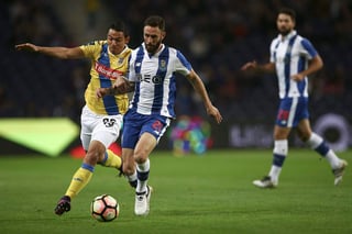 Miguel Layún disputó los 90 minutos en la victoria del Porto. (EFE)