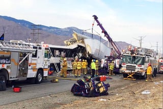 El autobús que hacía el recorrido desde un casino del área a Los Ángeles, chocó con la parte trasera de un gran camión en la autopista interestatal I-10. (AP) 