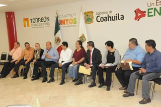 Compromisos. Se reúnen nuevamente el gobernador Rubén Moreira con integrantes de Grupo Vida, ahora en Torreón. (CORTESÍA)