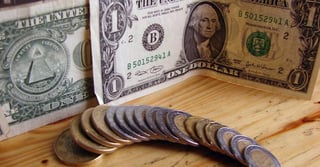 El dólar se cotizó cuatro centavos menos en comparación con el cierre del pasado viernes. (TWITTER)