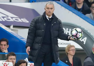 El Manchester United de José Mourinho perdió el domingo 4-0 contra el Chelsea. (AP) 