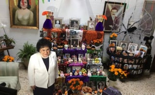 Homenaje. Carmen Salinas pone su tradicional altar de muertos cada año sin excepción, en donde coloca todos los elementos que se requieren.