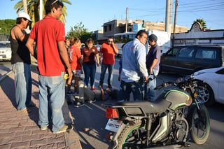 El percance se registró alrededor de las 18:20 horas horas en la confluencia de bulevar Revolución y calle Leona Vicario de la zona centro de Torreón. (EL SIGLO DE TORREÓN)