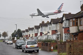 Demasiado cerca. Un avión de British Airways sobrevuela unas casas cercanas al aeropuerto de Heathrow en Londres.