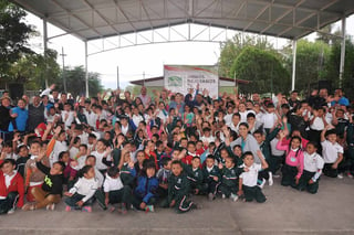Adelantan. Este programa de mejora de escuelas se realiza cada viernes, pero en esta ocasión se adelantó para Villa León Guzmán. (ARCHIVO)