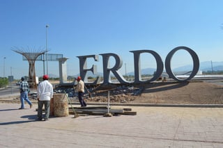 Trabajan. Buscan resaltar la identidad del municipio de Lerdo en una zona donde hay confluencia de vialidades importantes. (EL SIGLO DE TORREÓN)