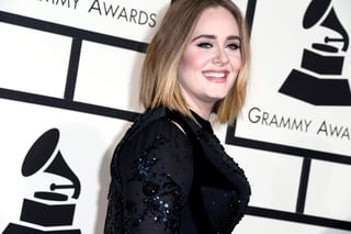 Aunque no puede votar, Adele llamó a sus fans estadounidenses a apoyar a Clinton. (ARCHIVO) 