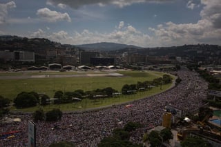 Histórica. Miles de opositores venezolanos exigieron levantar la suspensión del referéndum revocatorio contra el presidente Nicolás Maduro.