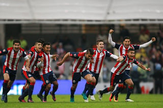 Las Chivas celebraron un triunfo en un clásico más sobre las Águilas, en el estadio Azteca. América cae en tanda de penales