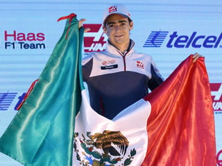 El piloto mexicano Esteban Gutiérrez sostiene la bandera de su país. Esteban Gutiérrez está urgido por hallar equipo