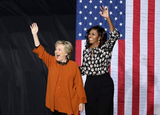 Michelle Obama buscó reafirmar el legado de su esposo, mientras que Clinton exhortó a las mujeres a acudir a las urnas. (AP)