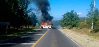 Bloqueo. En la carretera Uruapan-Reyes, dos camiones repartidores fueron incendiados.