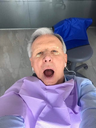El periodista compartió una instantánea de su visita al dentista y le valió decenas de memes. (TWITTER)