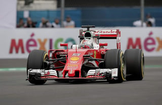 Solo cuatro milésimas de segundo definieron al primer lugar en favor del volante de Ferrari, Vettel (1:19.790) frente al británico Lewis Hamilton (1:19.794).  (EL UNIVERSAL)