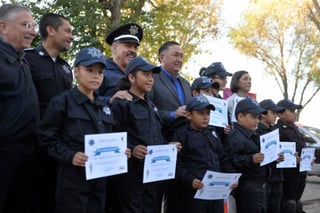 Reconocimiento. Ocho niños que resultaron ganadores en el concurso 'Policía por un Día'.