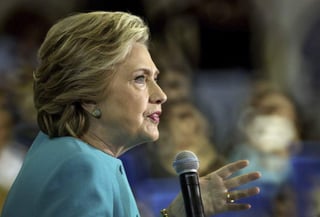 Una mayoría de los probables votantes dijeron ser indiferentes al anuncio del viernes de que el FBI podría revisar correos electrónicos de la época de Clinton como secretaria de Estado. (ARCHIVO) 


