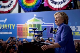 Promesa. Hillary Clinton prometió ayer avanzar hacia una sociedad más igualitaria en un mitin con la comunidad LGBT celebrado en el sur de Florida.