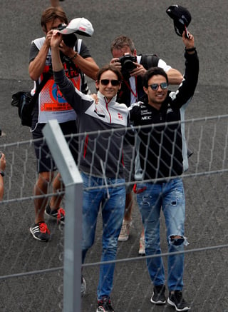 Los mexicanos Esteban Gutiérrez y Sergio Pérez saludan a los aficionados en el autódromo Hermanos Rodríguez.