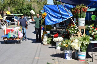 Agradecen. Vendedores de flores de la calle Leandro Valle agradecen a las autoridades municipales la condonación del pago por derecho de piso y permisos especiales para que mejoren sus ingresos. (Fernando Compeán)