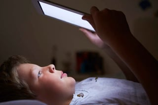 Los menores que utilizan dispositivos móviles antes de acostarse, tienen el doble de riesgo de sufrir trastornos del sueño. (ARCHIVO)